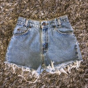 Vintage Levi’s light wash cutoff shorts 22